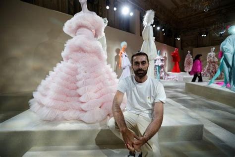 Wakui Kazuo’s Unexpected Foray into Haute Couture: A Hilarious Mishap Turns Fashionable Fiesta!