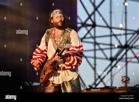 La Tournée Triumphante de Jovanotti: Un Voyage Musical à Travers l'Italie!