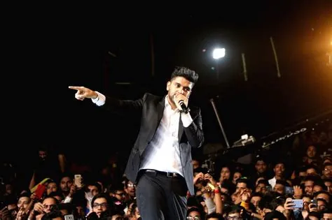 Le Concert Lumineux de Guru Randhawa: Une Fusion Audacieuse de Pop Indienne et d'Électro-Swing!